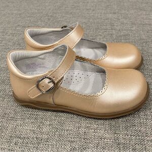 L’Amour size 11 gold scallop Mary Jane shoes VGUC